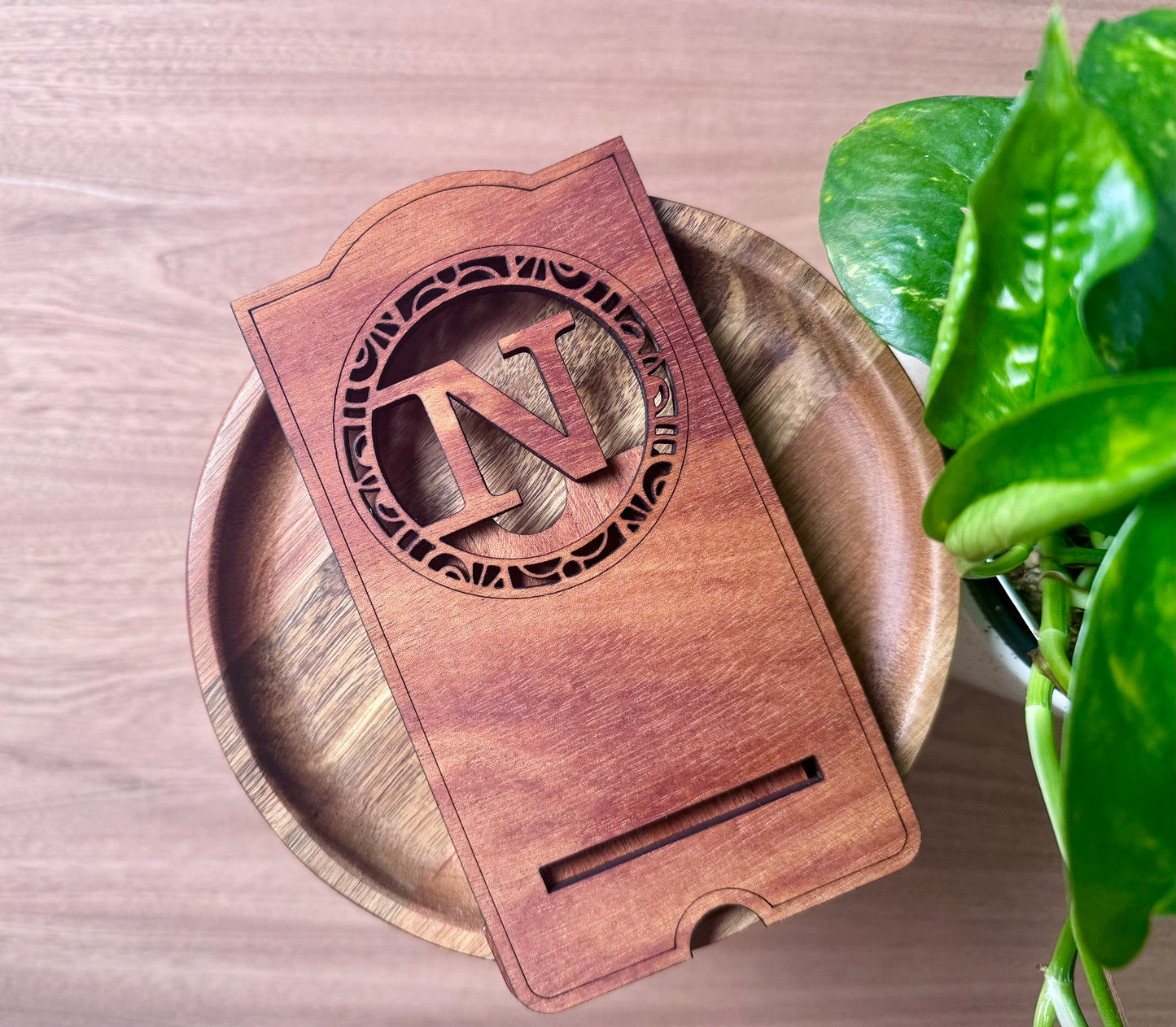 Personalized wooden phone stand. Perfect for birthdays, colleagues or as general holiday stocking stuffers | Gifts for him | Gifts for her