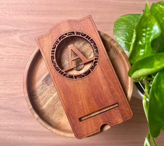 Personalized wooden phone stand. Perfect for birthdays, colleagues or as general holiday stocking stuffers | Gifts for him | Gifts for her