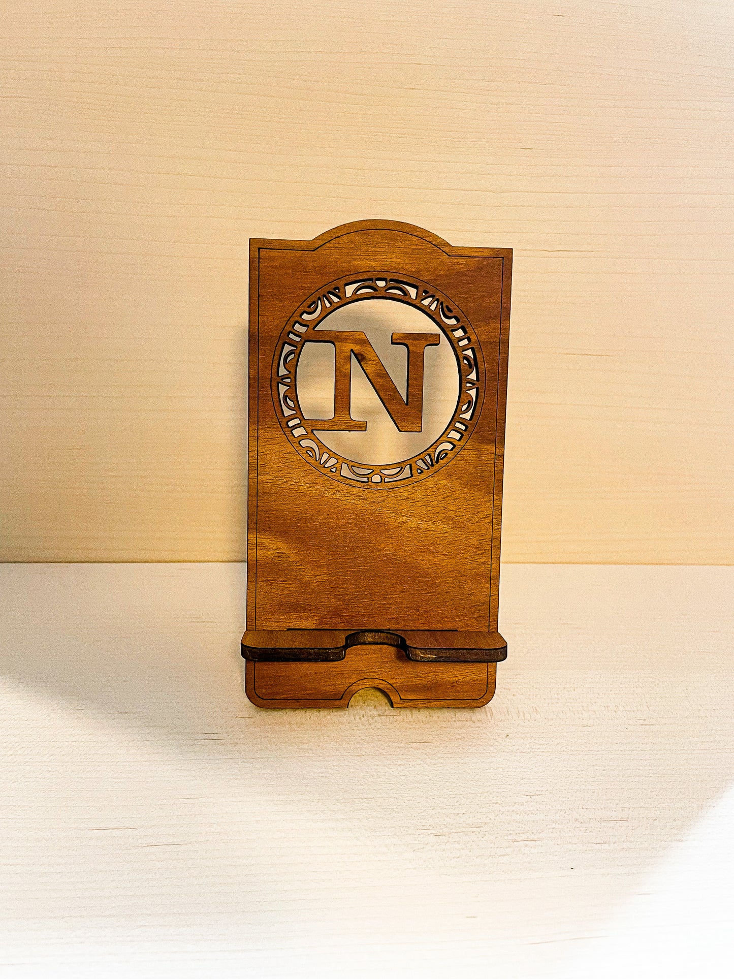 Personalized wooden phone stand. Perfect for birthdays, colleagues or as general holiday stocking stuffers | Gifts for him | Gifts for her